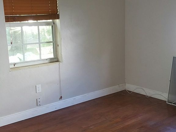 5th image of 861 NE 119th St