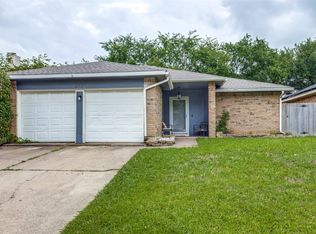 212 Valley Spring Dr, Arlington, TX 76018