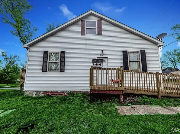 251 7th St, Carlyle, IL 62231