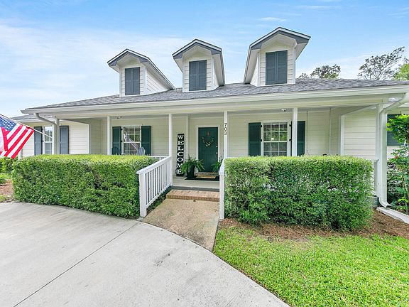 3rd image of 703 Greenwood Ln