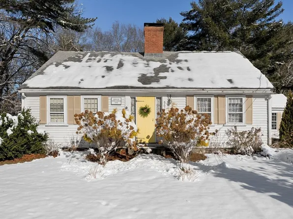 561 Circuit St, Hanover, MA 02339