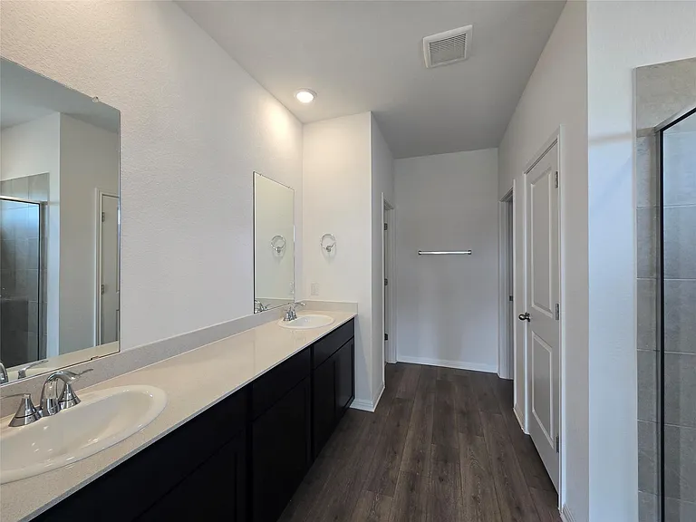 715 Universal Dr — Photo 14