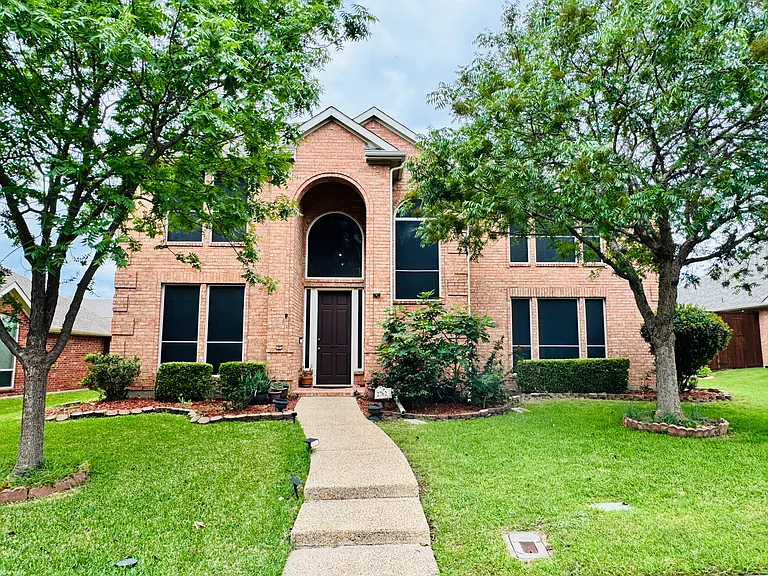 2762 Hillview Dr — Photo 1