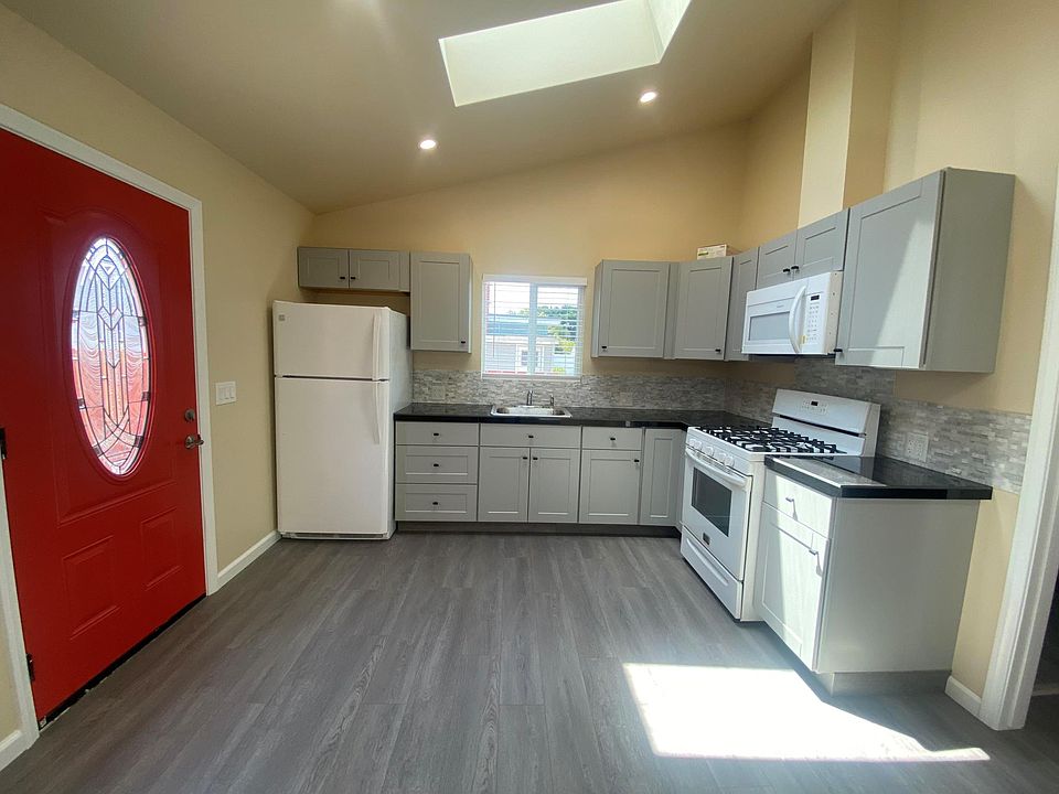 Complete kitchen with skylight