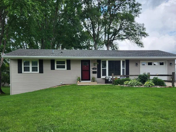 1095 Maple St NE, Hutchinson, MN 55350