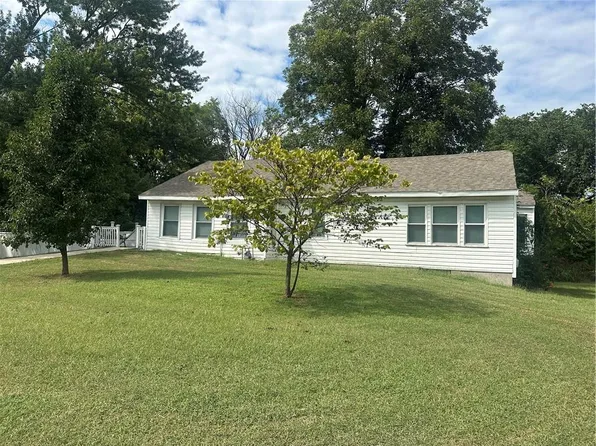 329 E Atlantic St, Nevada, MO 64772