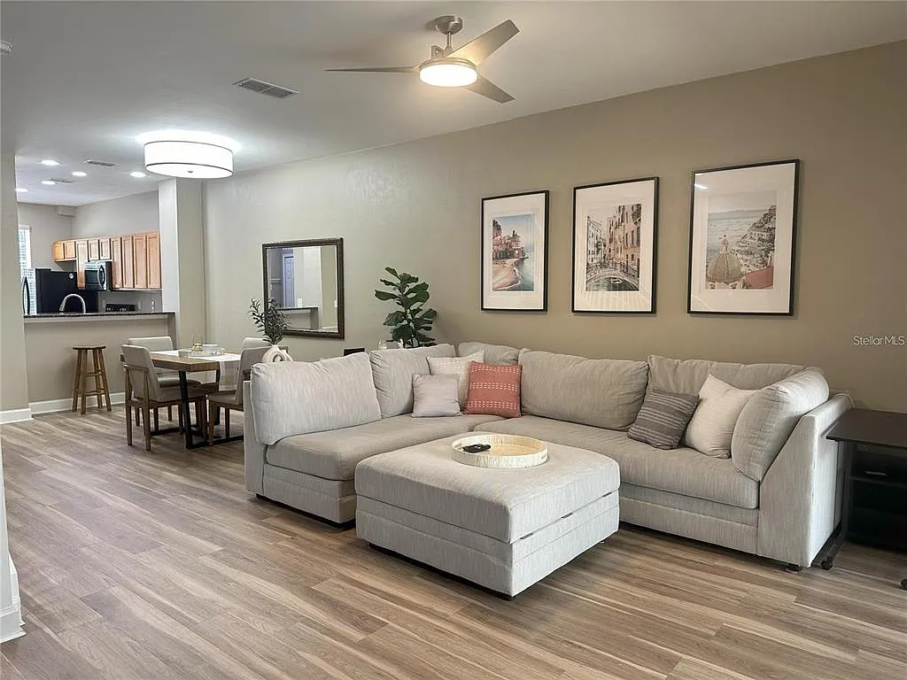 2 bed, 2.5 bath, 1324 sqft, $1,800 — Photo 4