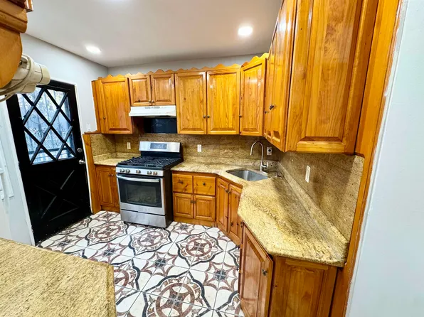 272 Winfield Avenue image 4 of 14