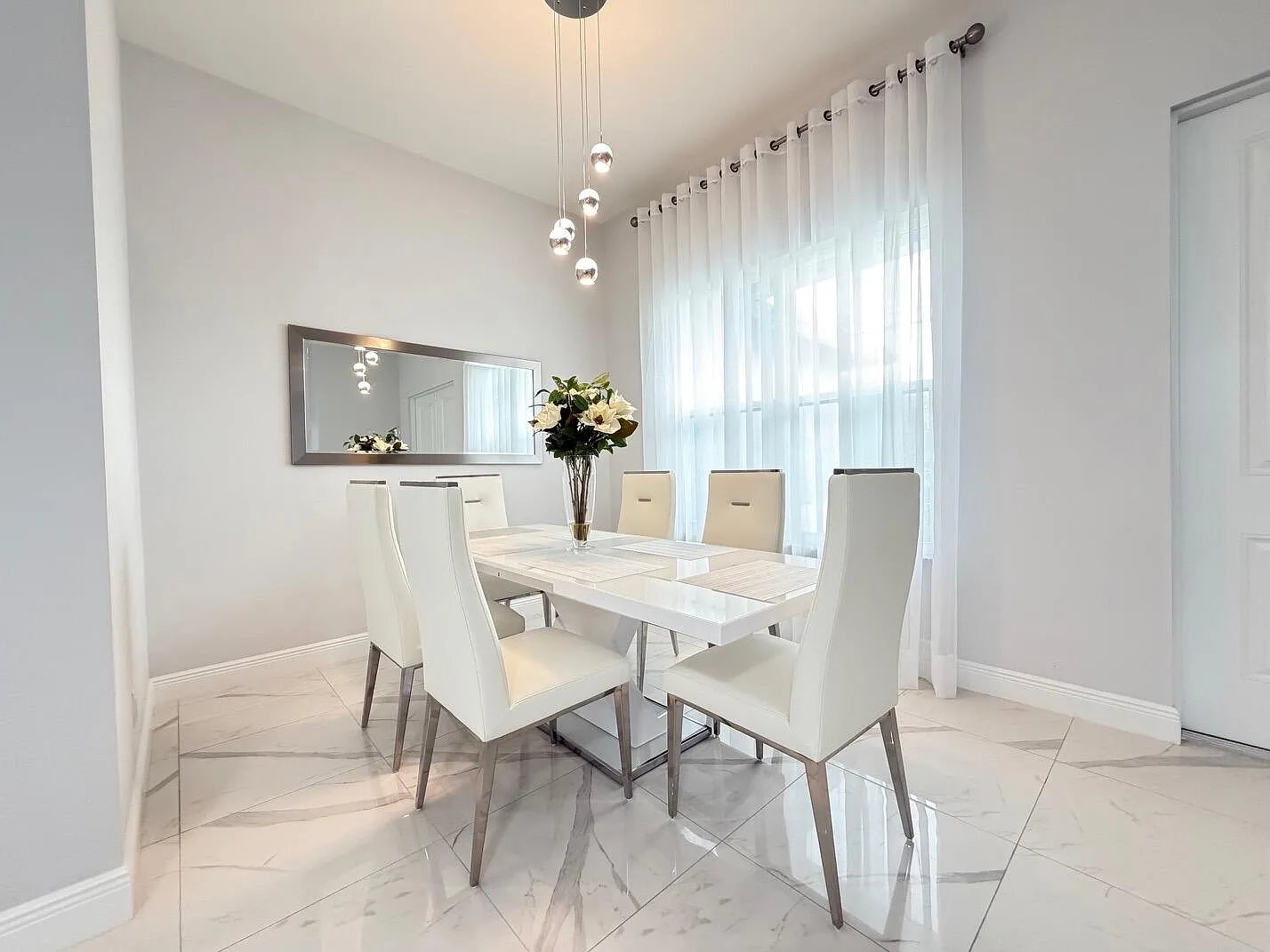 4 bed, 3.0 bath, 2236 sqft, $3,950 — Photo 4