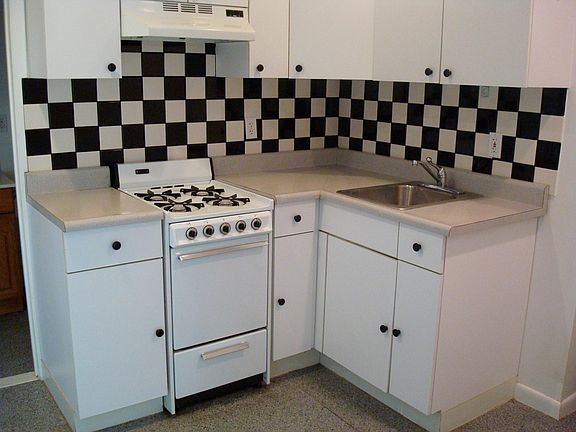 Cute kitchen--range, refrigerator, hardwood floors