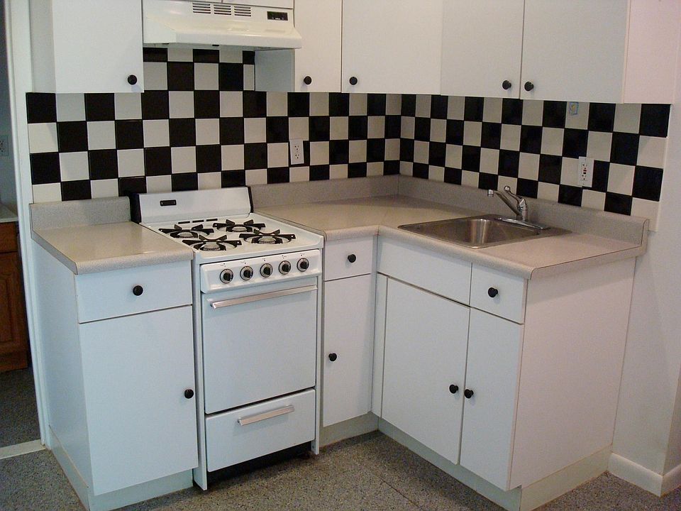 Cute kitchen--range, refrigerator, hardwood floors