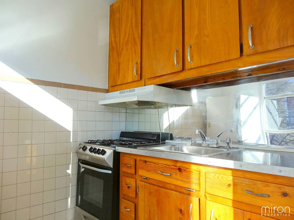 2nd image of 28 Diamond St APT 2