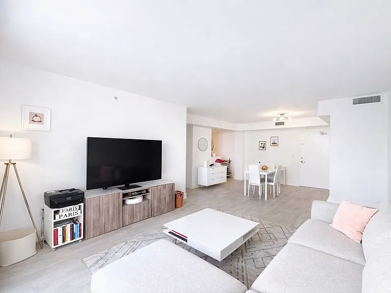 7501 E Treasure Dr #7L — Photo 4