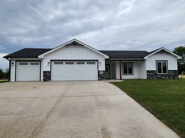 2201 SE Saturn Dr, Topeka, KS 66605