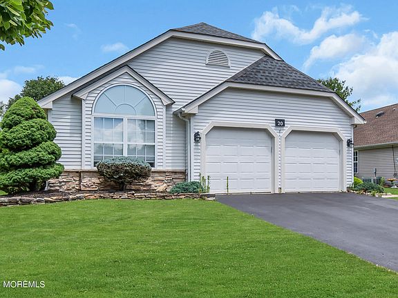 2nd image of 20 Pine Hollow Lane