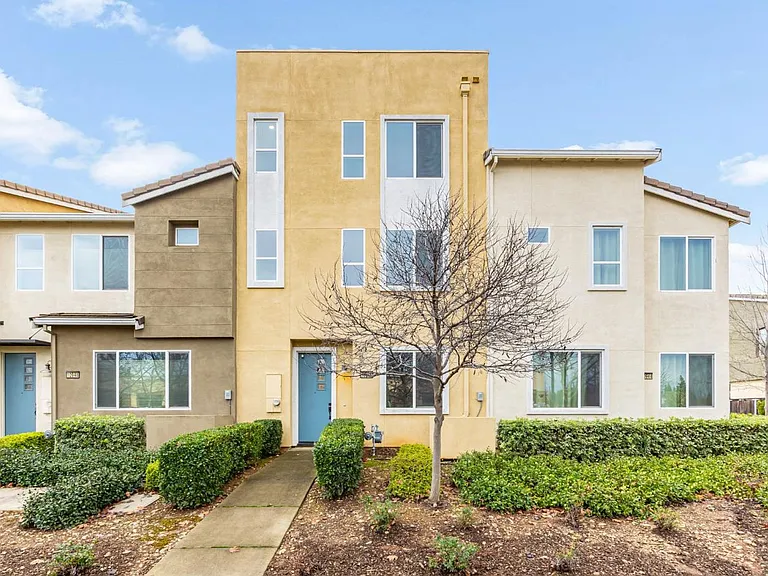 10946 International Dr — Photo 1