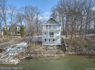 12068 Brown St, Fenton, MI 48430