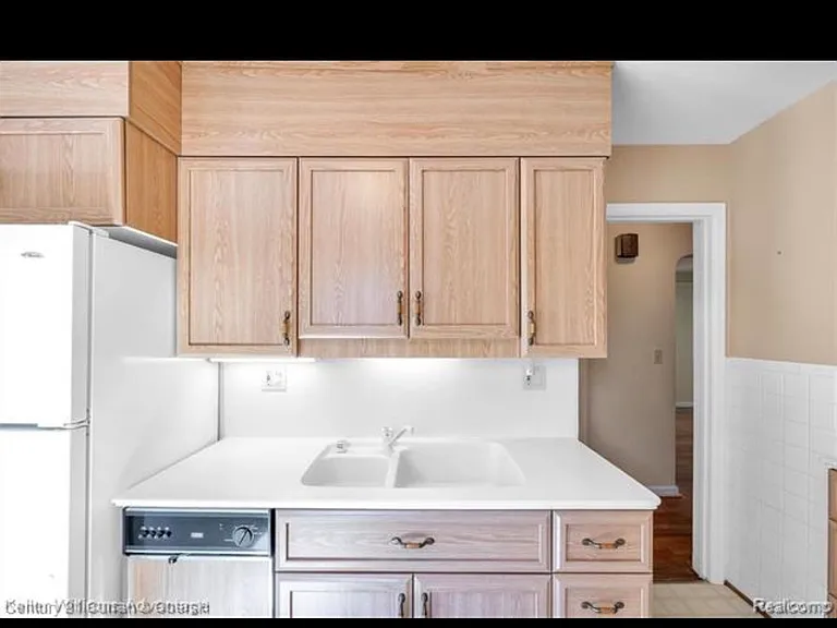 18535 Audette St — Photo 5