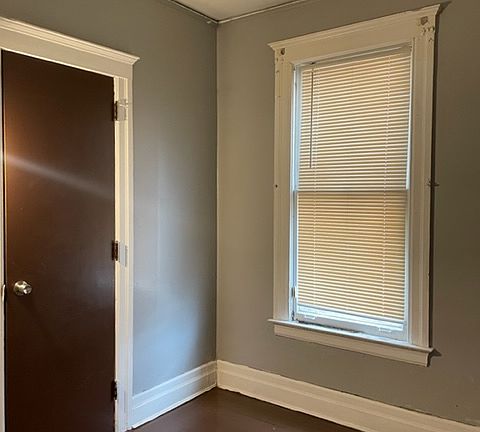 3rd image of 4019 Whitney Ave #1