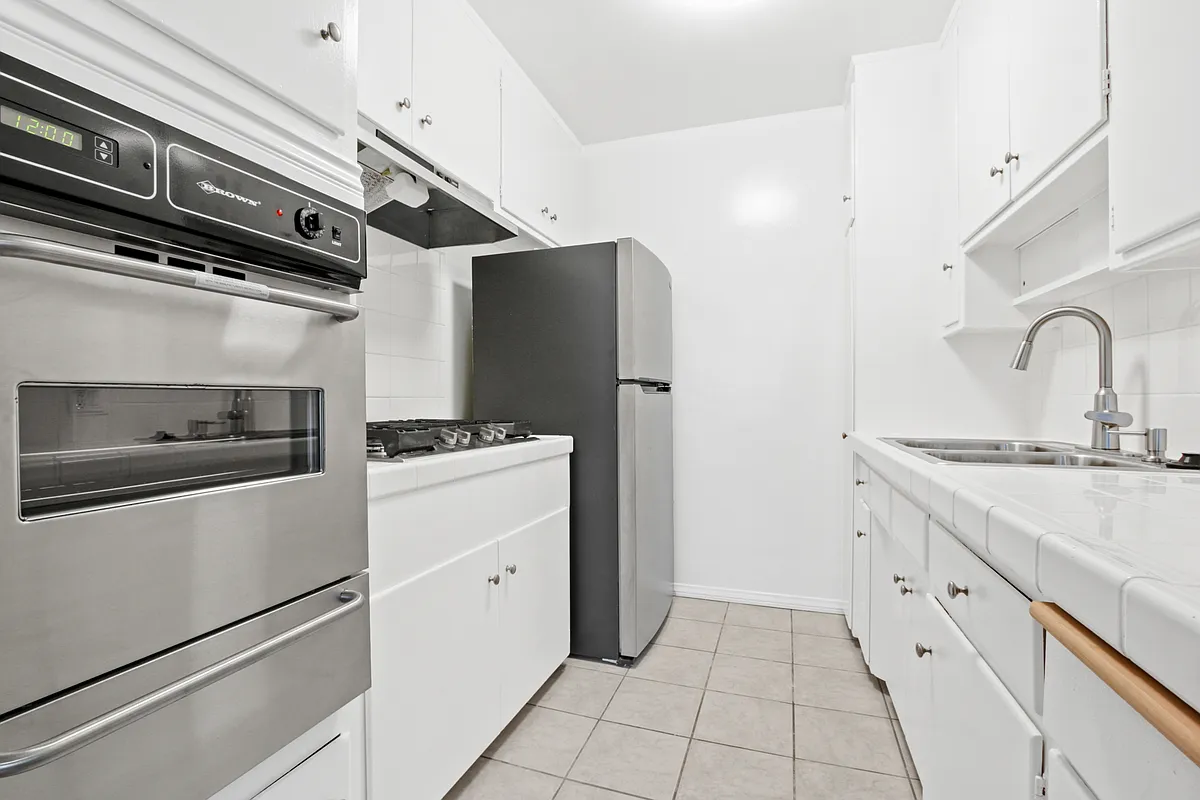 Kitchen - 828 6th St #9