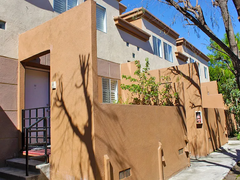 22321 Victory Blvd — Photo 5