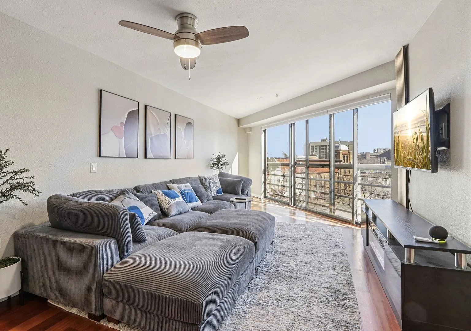 Available NOW! 1 Bedroom 1 Bath Beautiful Condo in Denver! — Photo 3