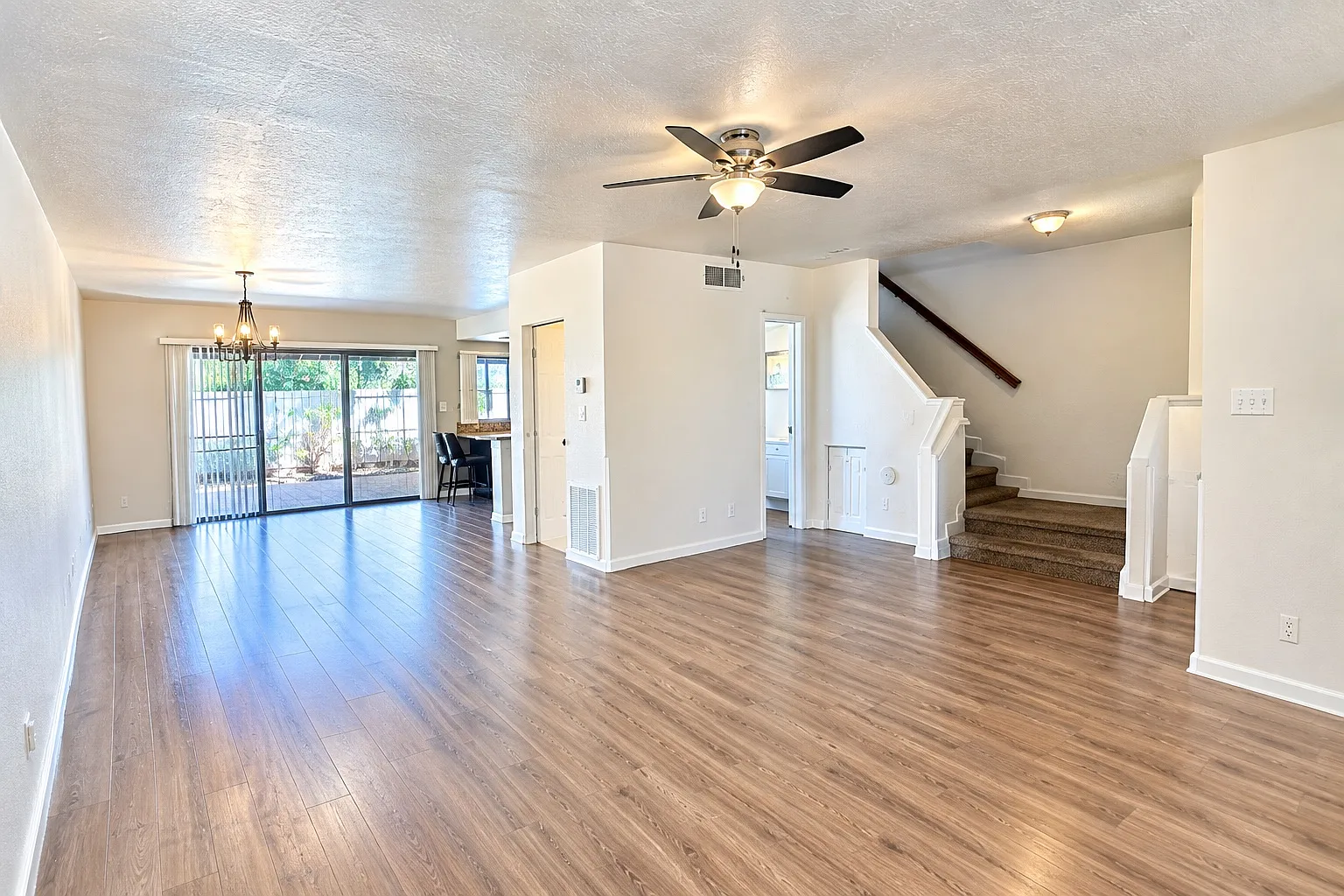 3 bed, 2.5 bath, 1300 sqft, $1,800 — Photo 2