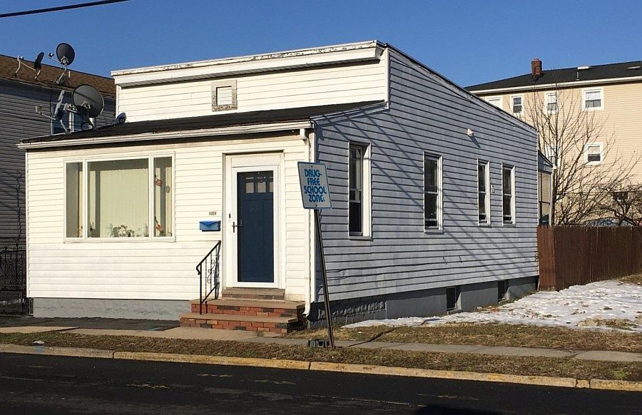 2nd image of 1328 Gurd Ave