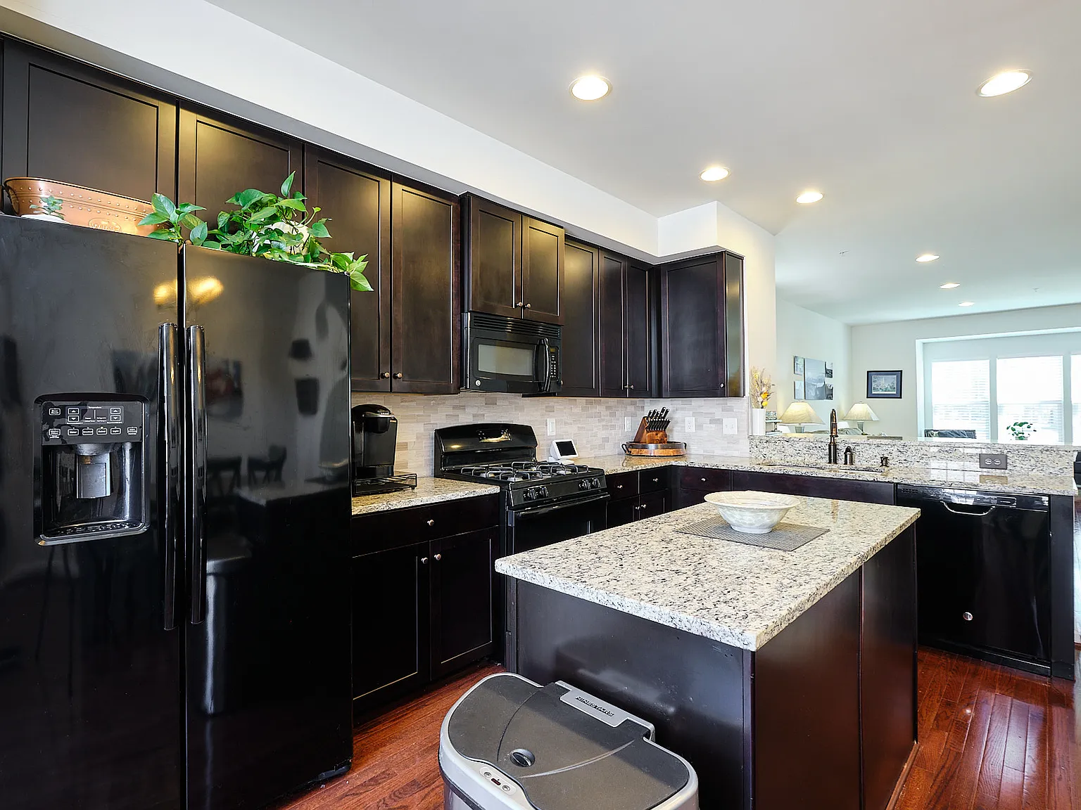 3 bed, 3.5 bath, 1900 sqft, $3,700 — Photo 1