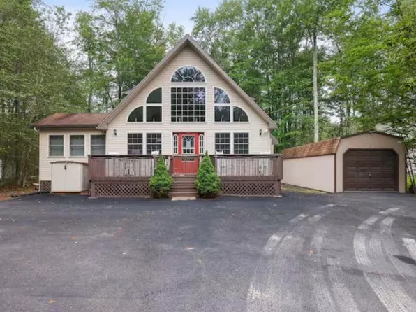 7118 Winnebago Dr, Pocono Lake, PA 18347