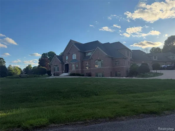 2665 Timber Lane Dr, Flushing, MI 48433