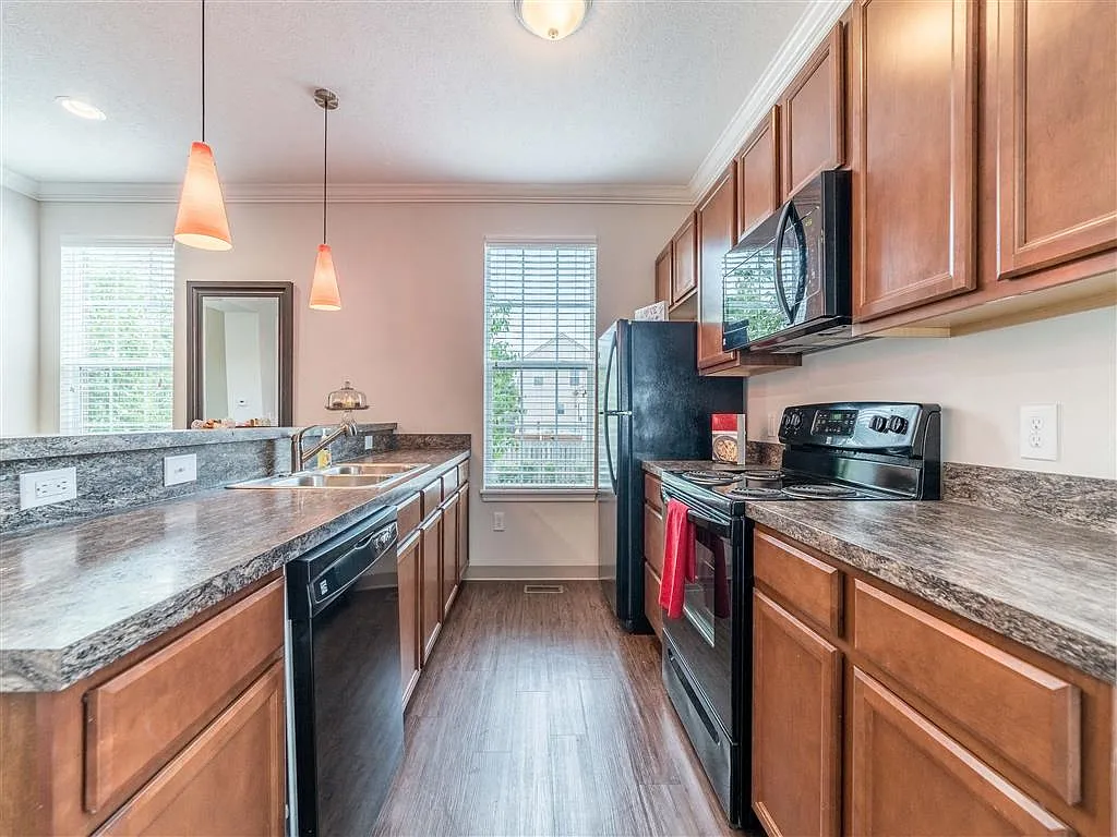 Hilliard Place — Photo 2