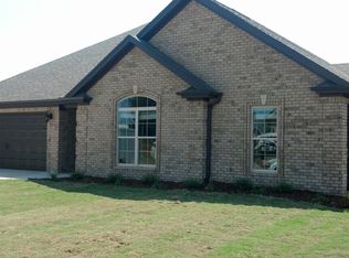 96 Cottonwood Dr, Muscle Shoals, AL 35661