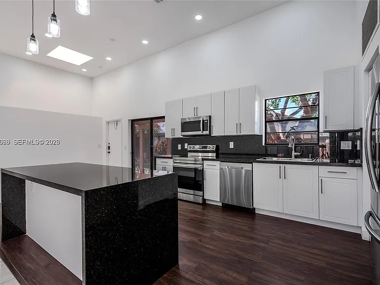 601 Leslie Dr — Photo 8