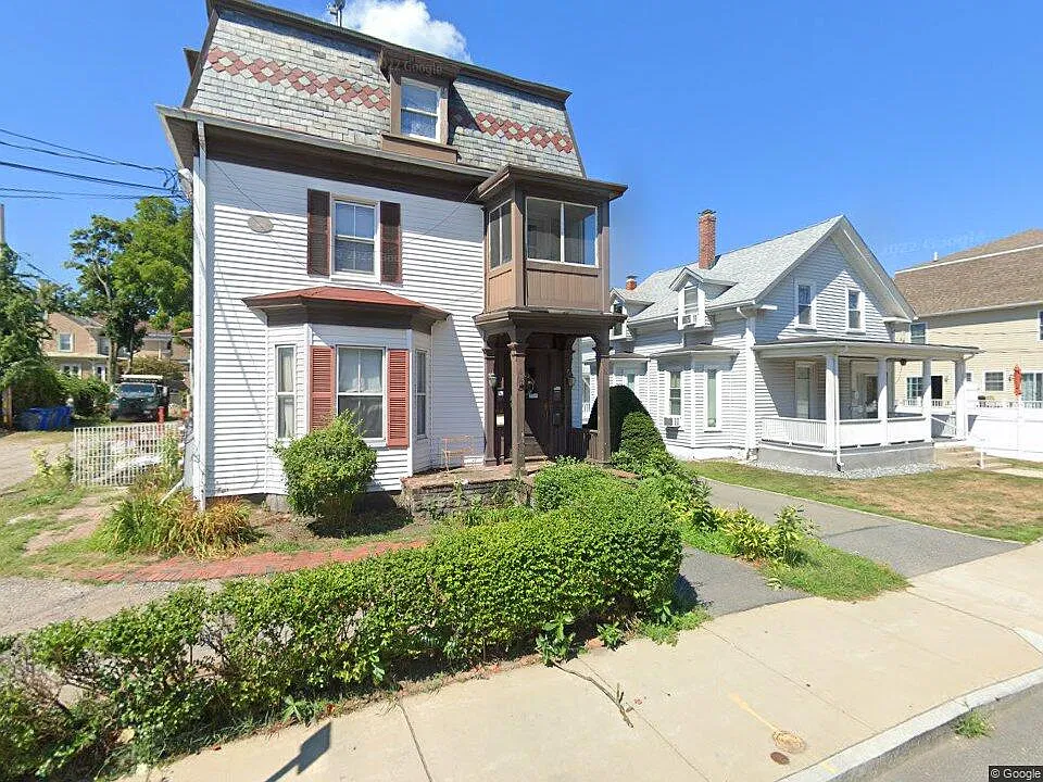 12 Lyman St — Photo 3