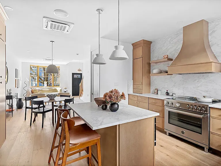 10 Hausman St — Photo 3