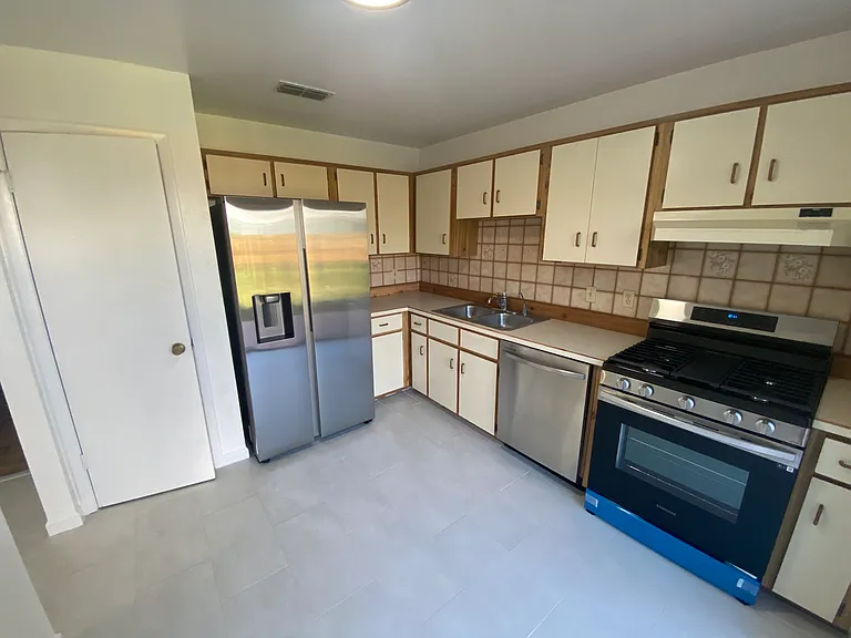 2403 Albaca Dr — Photo 7