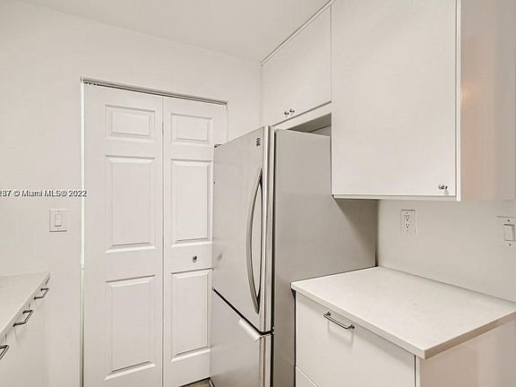 4th image of 925 NE 199th St APT 205