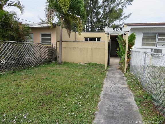 fenced back yard area...some neighbors have expanded property to make a second bedroom...