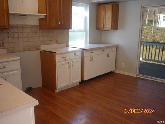 3rd image of 215 Lake Dr