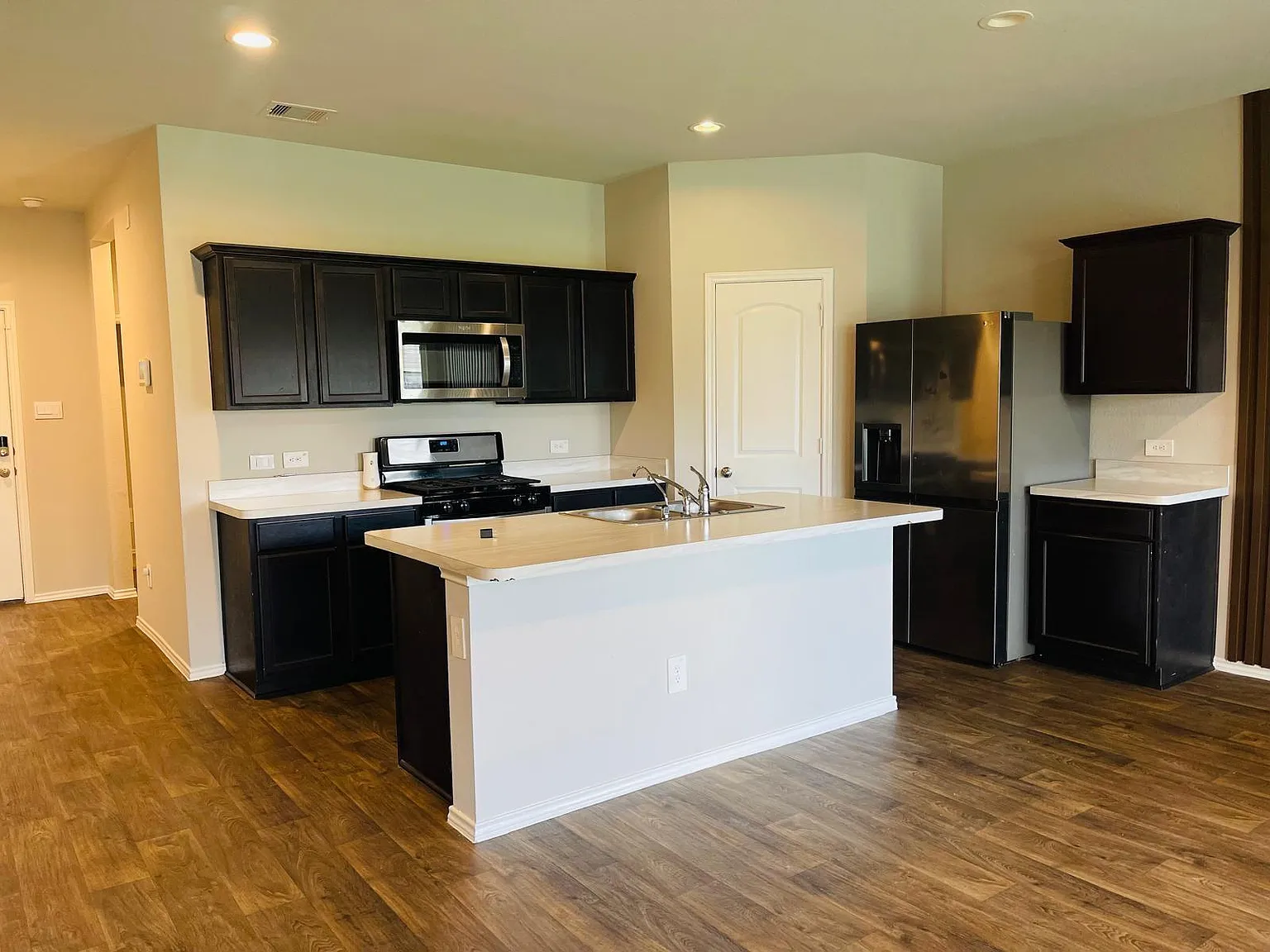 4 bed, 2.5 bath, 2408 sqft, $2,750 — Photo 2