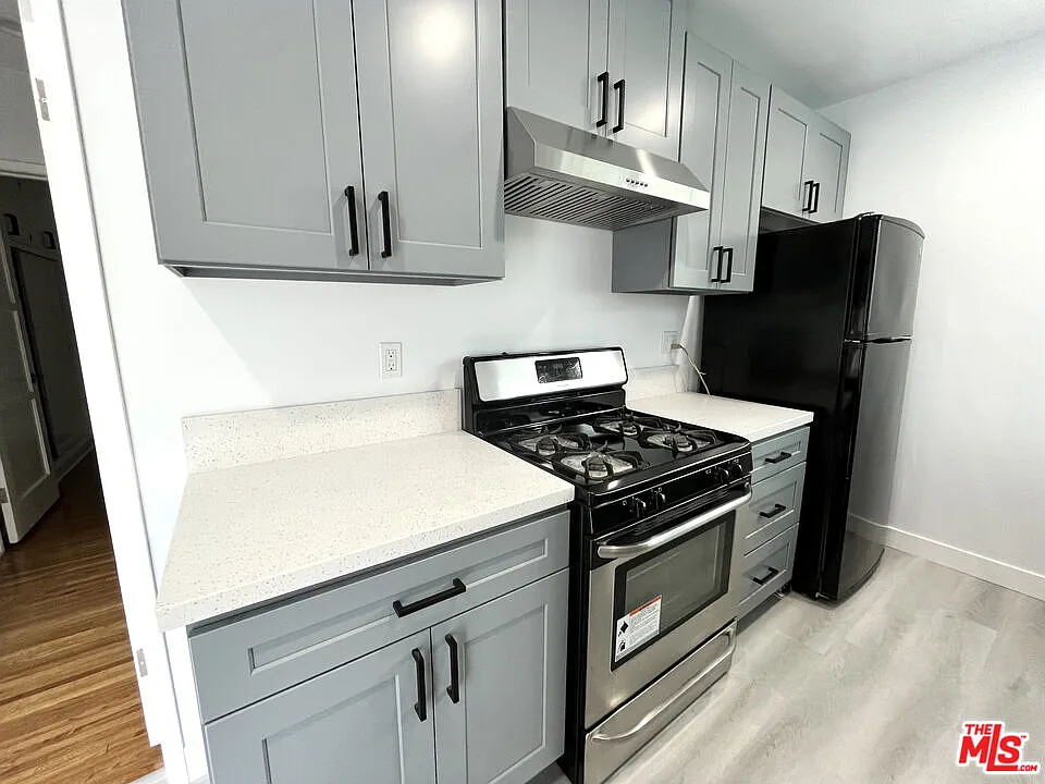 2 bed, 1.0 bath, 945 sqft, $3,000 — Photo 2