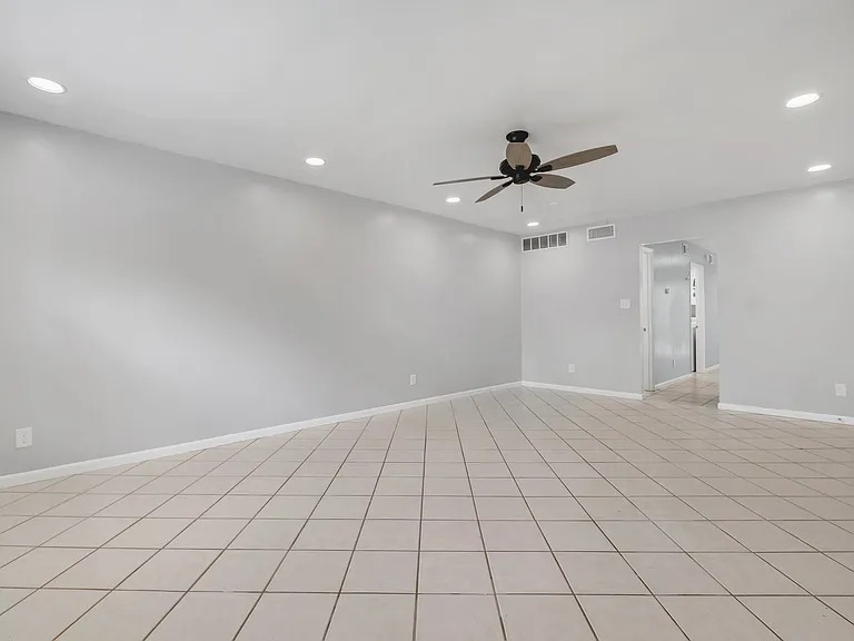 738 E Jefferson St — Photo 3