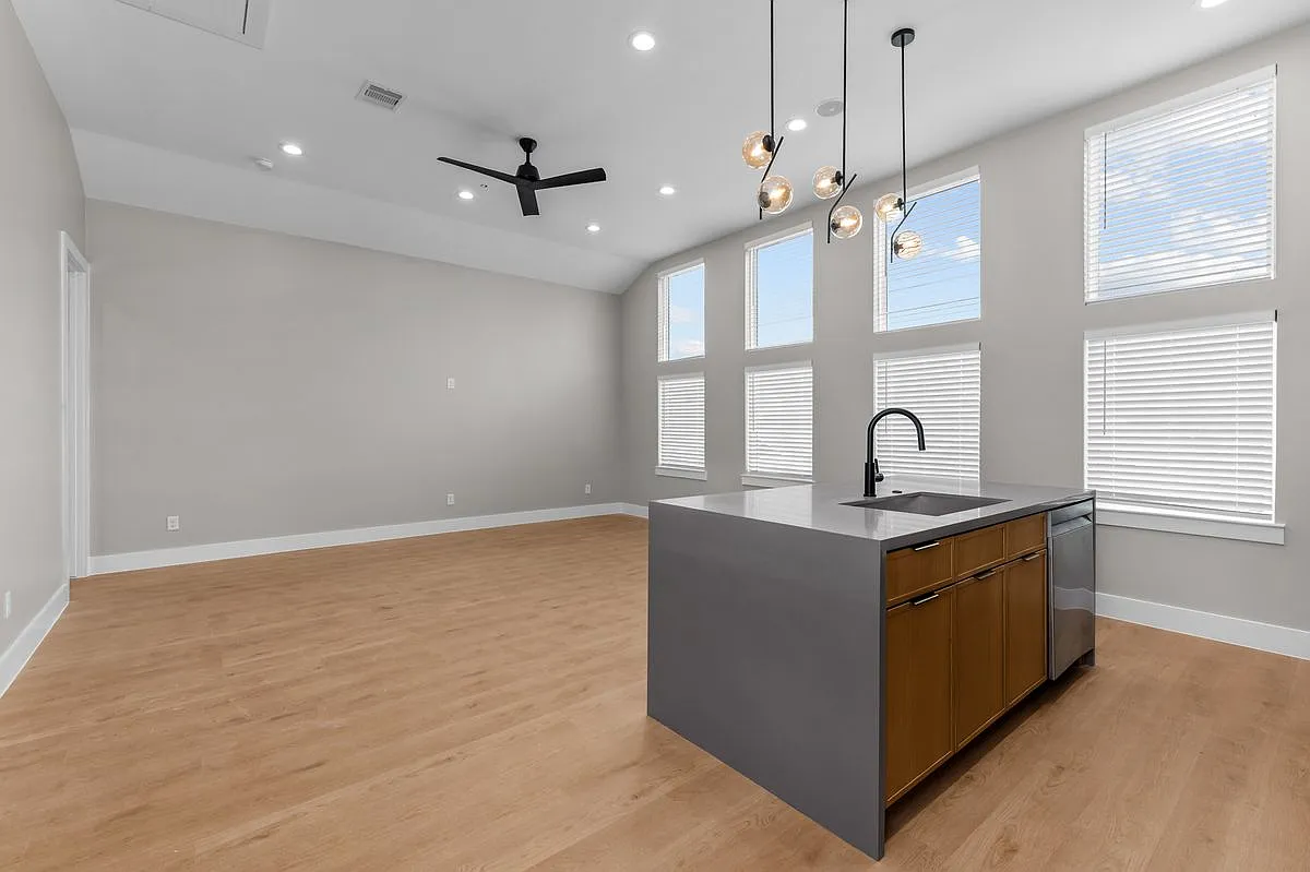 1 bed, 1.0 bath, 660 sqft, $985 — Photo 3