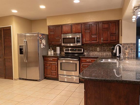 4th image of 2805 Meadowview Dr