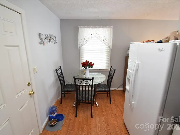 615 E Maple Ave — Photo 13