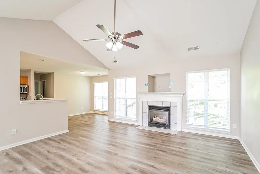 3 bed, 2.0 bath, 1879 sqft, $2,180 — Photo 4