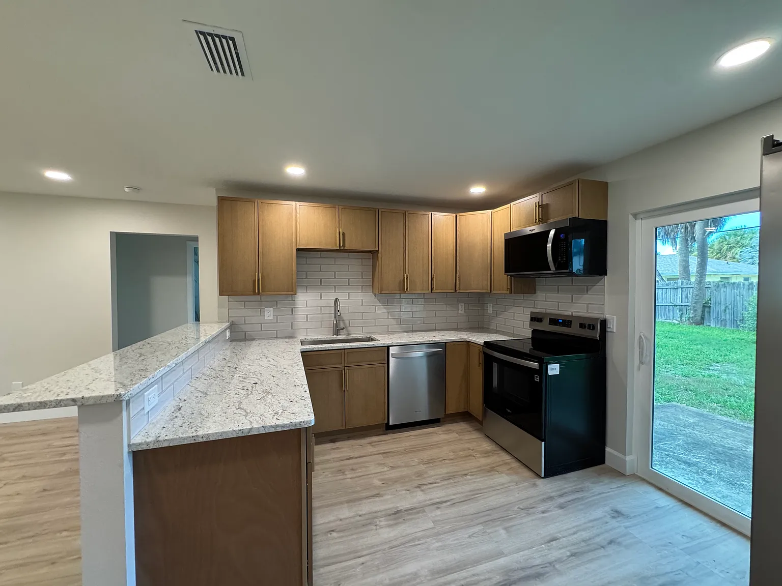 2 bed, 946 sqft, $2,500 — Photo 2