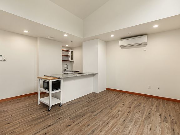 4th image of 978 Vineyard Ln #200
