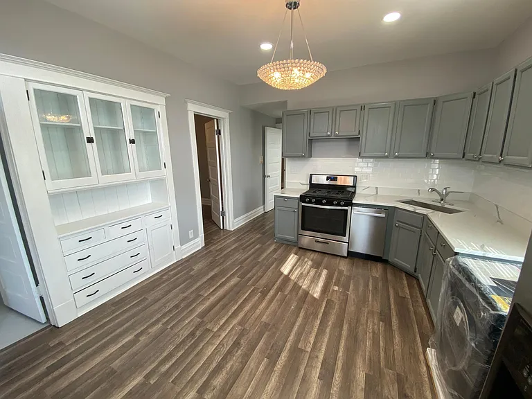 1131 W Wellington Ave #1R — Photo 6